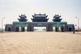 Massive Vietnamese gate over highway at Tân Thành, Ninh Bình, Vietnam