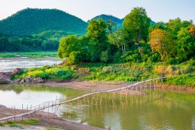 Bamboo footbridge over Nam Khan River at confluence with Mekong River, Luang Prabang, Louangphabang Province, Laos